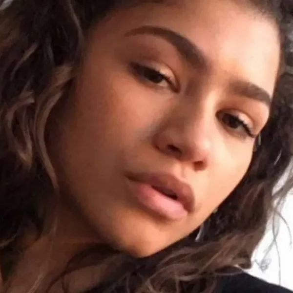 Zendaya - live chat with Zendaya (Facebook)